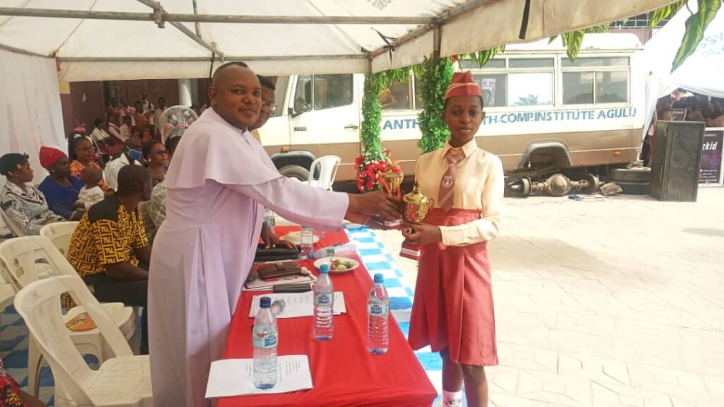 A student receiving her prize.